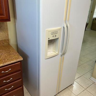GE 25cuft Refrigerator/Freezer**READ DETAILS