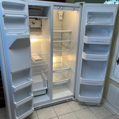 GE 25cuft Refrigerator/Freezer**READ DETAILS