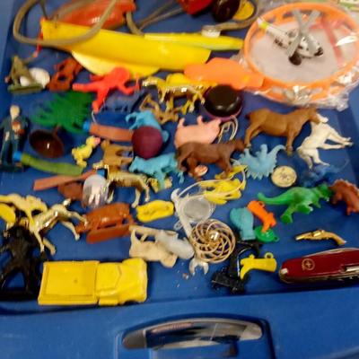 LOT 128 LARGE LOT OF VINTAGE ITEMS