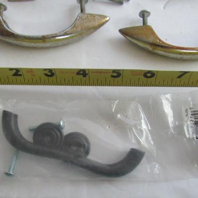 Set of 6 Matching Drawer Pulls, 2 Knobs, With Screws