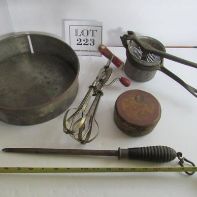 Lot 223: Misc Vintage Kitchen Stuff
