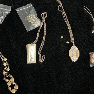 Vintage jewelry pieces