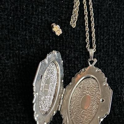 Vintage jewelry pieces