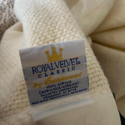 Queen Bed Linens & Blankets (B1-MG)