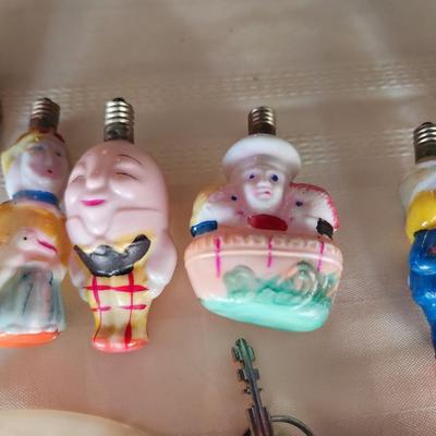 Little light bulb figurines