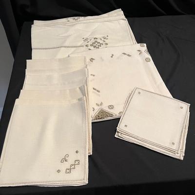 White Linens  & Tablecloths (MBR-MG)
