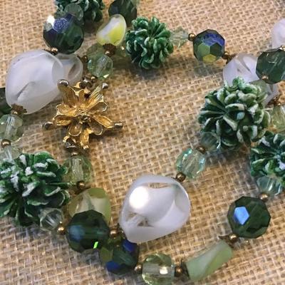 Beautiful Vintage Aurora Borealis Lucite Green Flo White Glass Necklace.