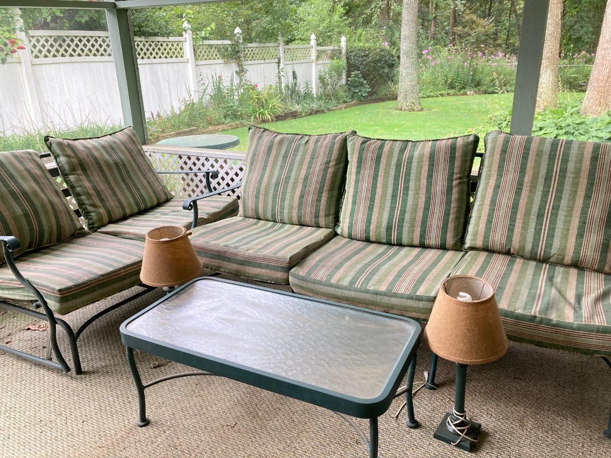 LOT 50P Green Metal Patio Furniture Set