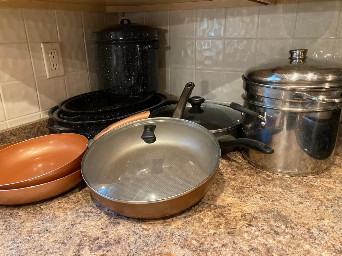 LOT 55K Cookware Farberware, Healthy Living, Roasting Pans and More