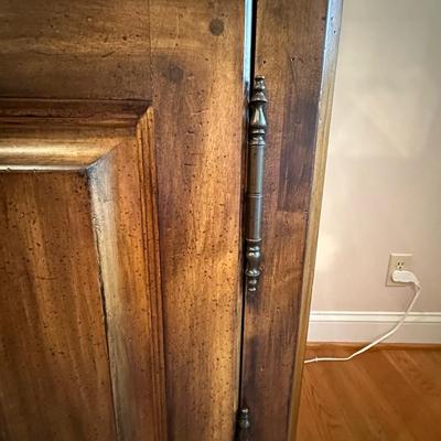 Lexington Furniture Southern Living Collection Lighted China Cabinet (LR-