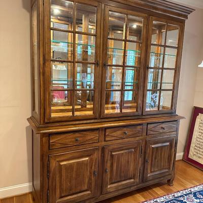 Lexington Furniture Southern Living Collection Lighted China Cabinet (LR-