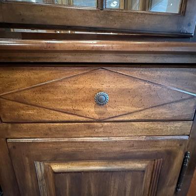 Lexington Furniture Southern Living Collection Lighted China Cabinet (LR-