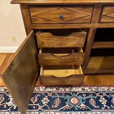 Lexington Furniture Southern Living Collection Lighted China Cabinet (LR-