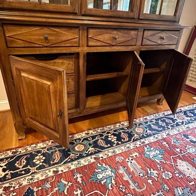 Lexington Furniture Southern Living Collection Lighted China Cabinet (LR-