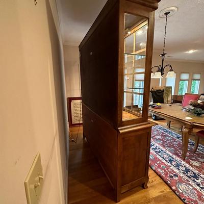 Lexington Furniture Southern Living Collection Lighted China Cabinet (LR-