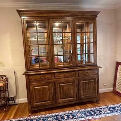 Lexington Furniture Southern Living Collection Lighted China Cabinet (LR-