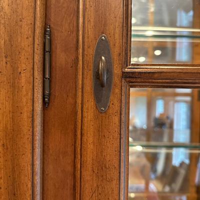 Lexington Furniture Southern Living Collection Lighted China Cabinet (LR-