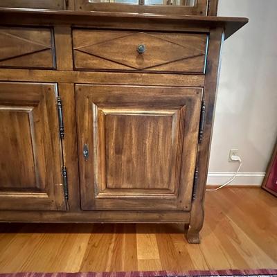 Lexington Furniture Southern Living Collection Lighted China Cabinet (LR-