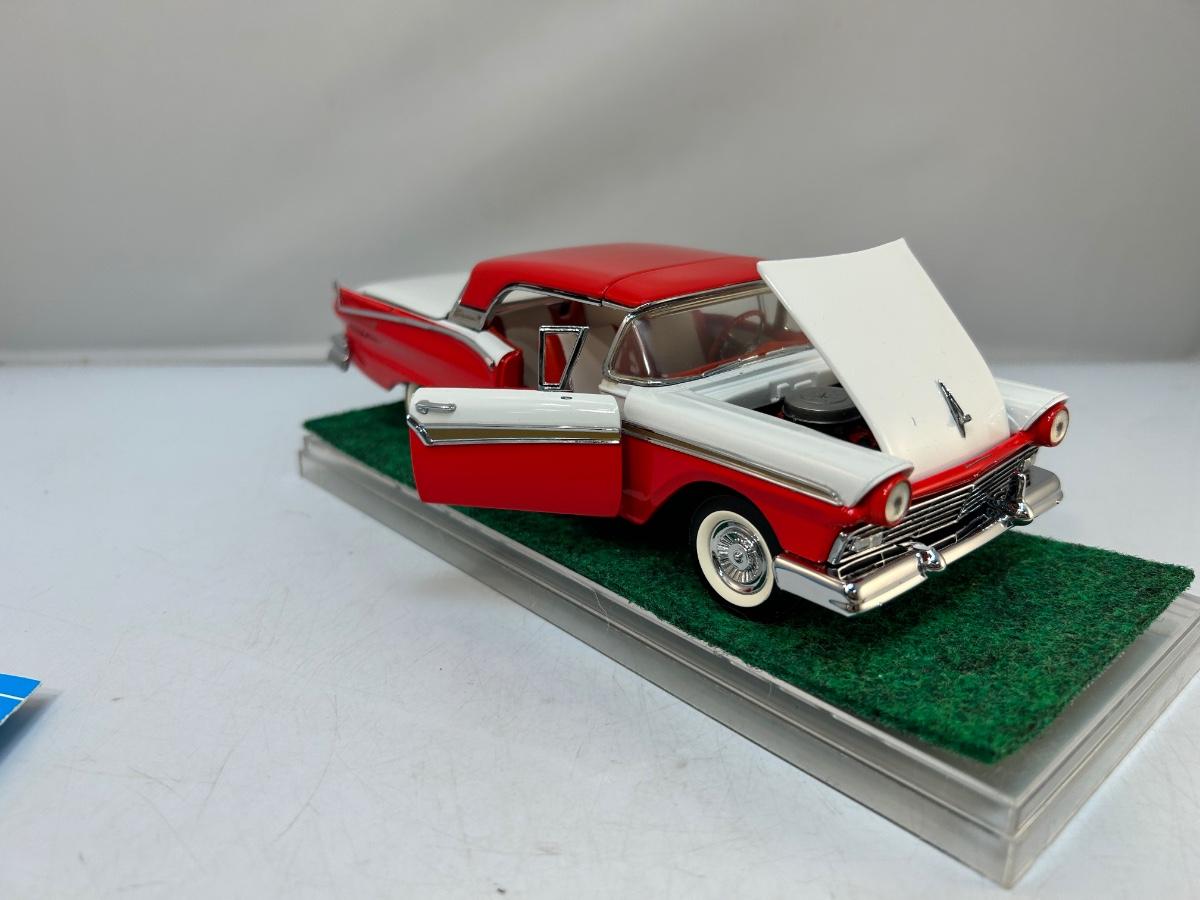 Red & White 1957 Ford Fairlane 500 Skyliner Premium Scale Red & White 1957 Ford Fairlane 500 Skyliner Premium Scale