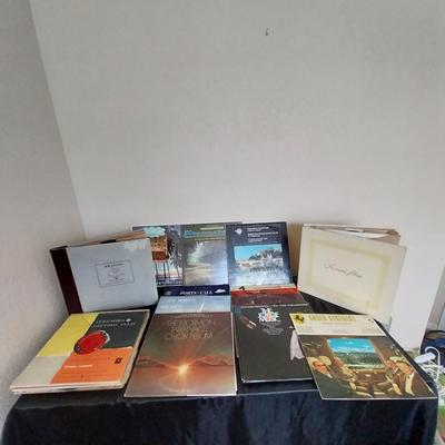 ASSORTMENT OF VINYL RECORD ALBUMS