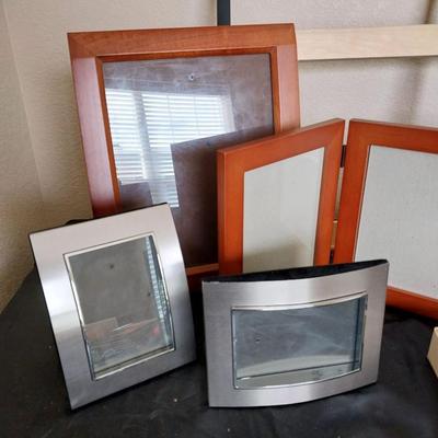 VARIETY OF PICTURE FRAMES AND PHOTO ALBUMS