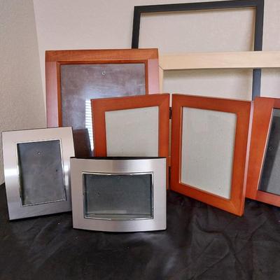 VARIETY OF PICTURE FRAMES AND PHOTO ALBUMS