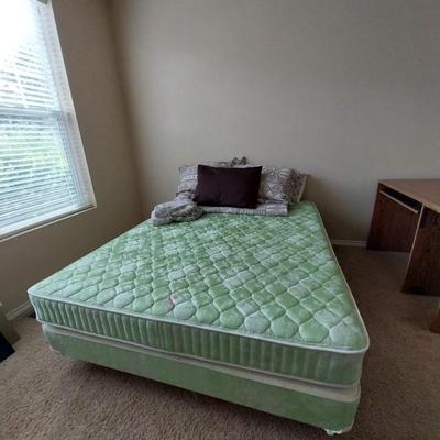 QUEEN SIZE BED WITH BEDDING