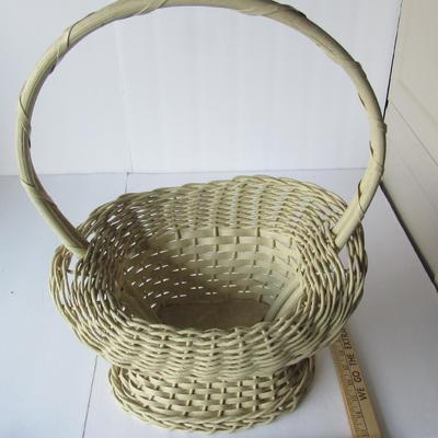 Lot 277:  Large Wicker Basket, Make A Huge Christmas Floral Display!`
