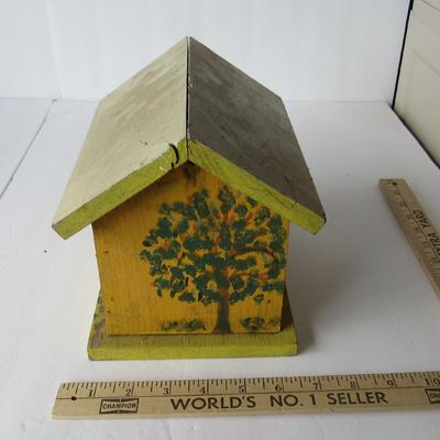 Lot 279:  Little Bird House