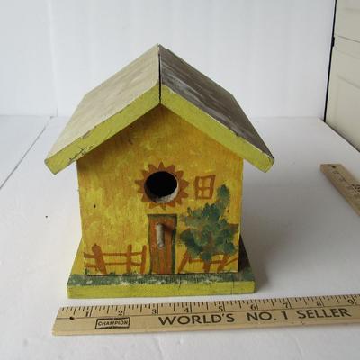 Lot 279:  Little Bird House