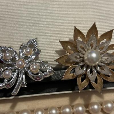 Pearls & brooches