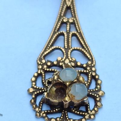 Beatiful vintage Jewelry pieces - pendants - pins - Hat pins