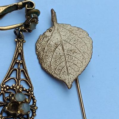 Beatiful vintage Jewelry pieces - pendants - pins - Hat pins