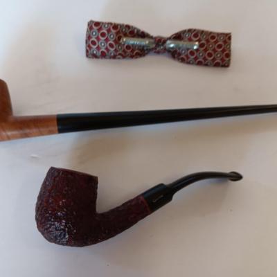 Jack Daniels belt buckle with two tobacco pipes and a fancy neck tie