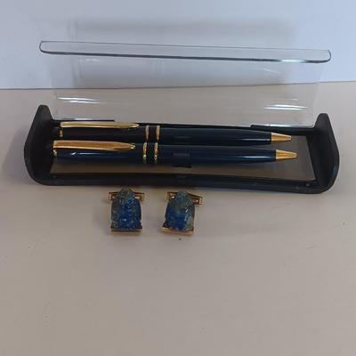 Chinese hand carved Buddha Lapis Lazuli Iguana cuff links and collectible ink pens in case