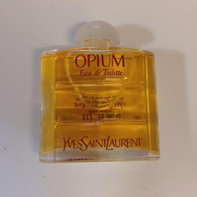 Women's "Junk drawer" lot Collectible beauty and perfume items