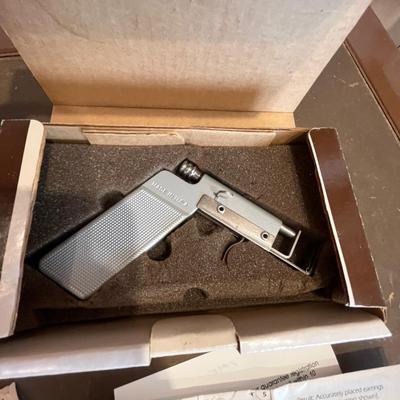 Ear piercing gun