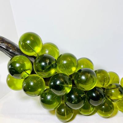 MCM Large bunch of lucite grapes