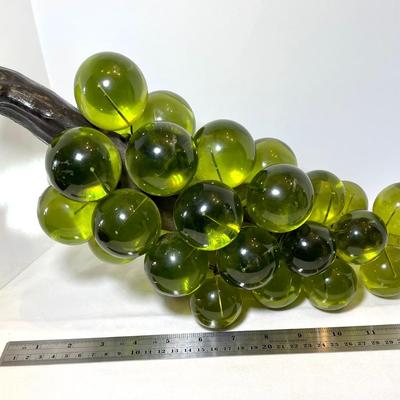 MCM Large bunch of lucite grapes