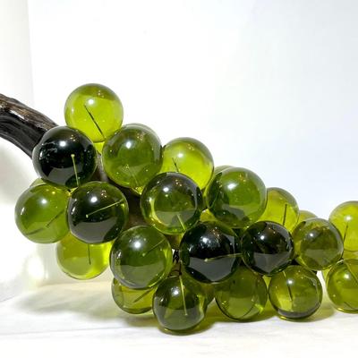 MCM Large bunch of lucite grapes