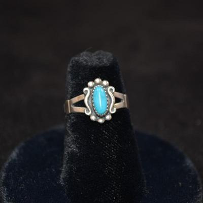 925 Sterling Ring with Turquoise Setting Size 5 2.0g