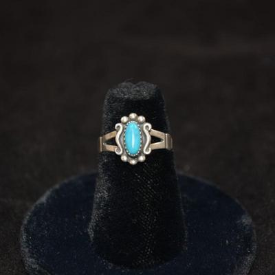 925 Sterling Ring with Turquoise Setting Size 5 2.0g