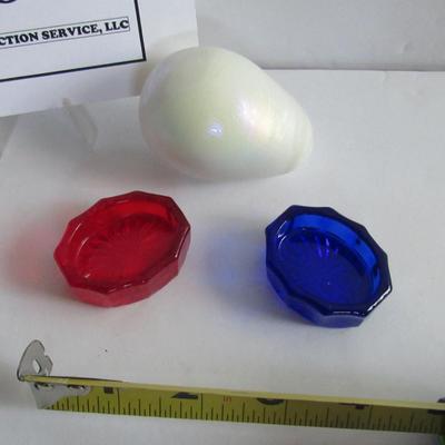 Lot 300:  2 Glass Open Salt Dips and Gibson Glass Egg
