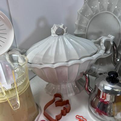 Vintage Kitchenware and ceramic collectibles