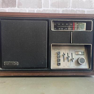 Vintage Zenith J4 AM/FM Radio