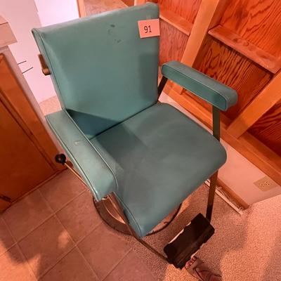 Beauty / barber shop chair