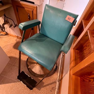 Beauty / barber shop chair