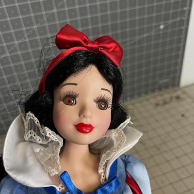 2 Porcelain Disney Dolls: Belle & Snow White