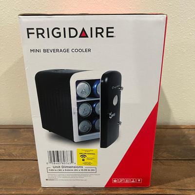 FRIGIDAIRE Mini Beverage Cooler 4L/6 Cans