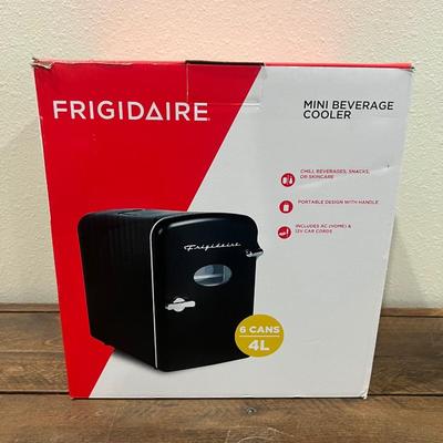 FRIGIDAIRE Mini Beverage Cooler 4L/6 Cans
